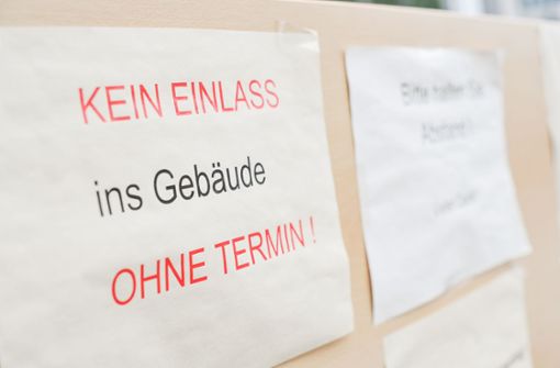 In die Zulassungsstelle Stuttgart kommt man in Zeiten der Pandemie nicht einfach rein. Foto: Lichtgut/Max Kovalenko