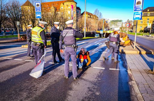 Die Polizei löst am Montagmorgen eine Straßenblockade in Stuttgart auf. Foto: 7aktuell.de/Alexander Hald/7aktuell.de | Alexander Hald