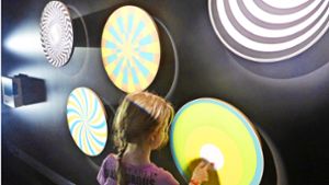 Farbspiele: In der Forscherfabrik können Kinder Licht und Schatten erforschen. Foto: /Martina Fürstenberger