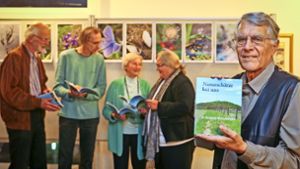 Nabu-Vorsitzender Günter Zerweck hält stolz das Buch „Naturschätze bei uns in Korntal-Münchingen“ in den Händen. Foto: factum/Granville