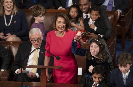 Wer freut sich hier eigentlich mehr? Nancy Pelosi (im roten Kleid) oder ihre Enkelin? Foto: AP