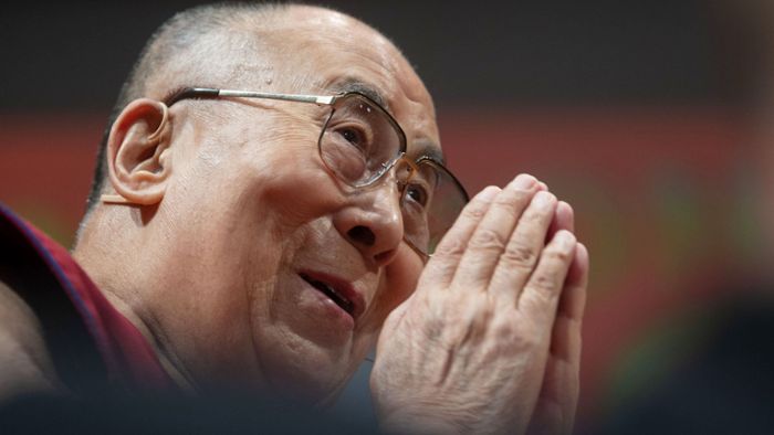 Dalai Lama entschuldigt sich nach viralem Video