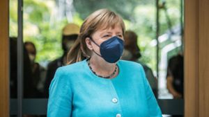 Die Vorsichtsregeln wie Abstand und Maskentragen sowie regelmäßiges Testen seien wichtig, aber der Schlüssel zum Überwinden der Pandemie sei das Impfen, betonte Merkel. Foto: AFP/STEFANIE LOOS