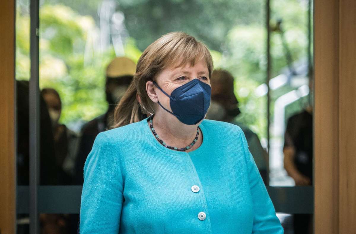 Die Vorsichtsregeln wie Abstand und Maskentragen sowie regelmäßiges Testen seien wichtig, aber der Schlüssel zum Überwinden der Pandemie sei das Impfen, betonte Merkel. Foto: AFP/STEFANIE LOOS