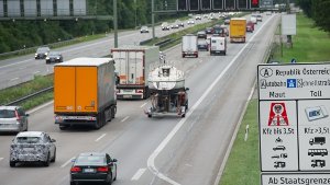 Bundesverkehrsminister Alexander Dobrindt will mit seiner Pkw-Maut 625 Millionen Euro pro Jahr von ausländischen Autofahrern für den Straßenbau kassieren.  Foto: dpa