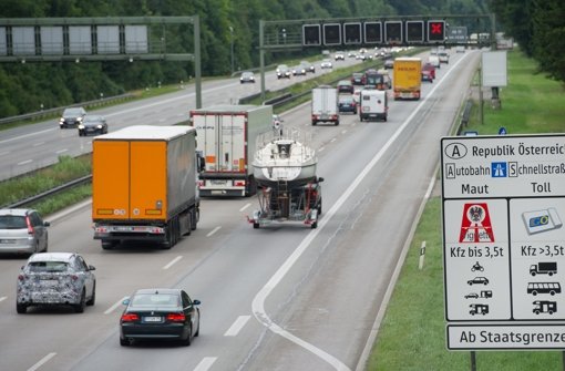 Ein Hinweisschild weist auf die Vignettenpflicht in Österreich hin. Wenn es nach der CSU geht, soll es auch bald in Deutschland eine PKW-Maut geben. Verkehrsminister Dobrindt will sein Konzept kommende Woche vorstellen. Foto: dpa