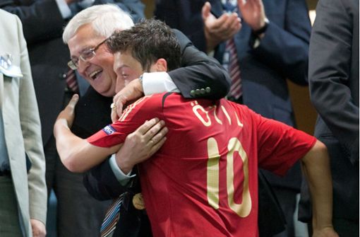 Ein Bild aus besseren Tagen: Der damalige DFB-Präsident Theo Zwanziger herzt Mesut Özil nach dem Gewinn der U21-Europameisterschaft 2009. Foto: dpa