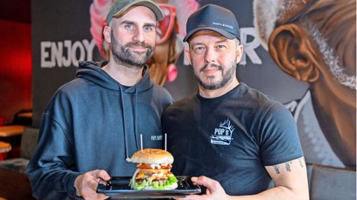 Hrvoje Knezevic (rechts) und George Papadopoulos betreiben zusammen die neue Pop’s-Burger-Filiale  in der Sindelfinger Innenstadt. Foto: Eibner-Pressefoto/Oliver Schmidt