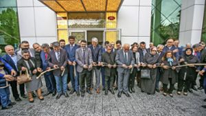 Muslime eröffnen feierlich  ihre Moschee