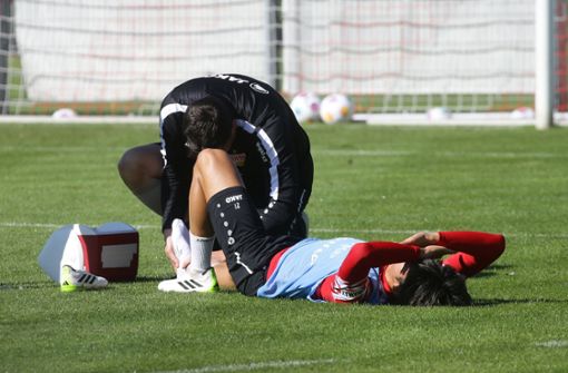 Der VfB-Verteidiger Hiroki Ito wird von Physiotherapeut Manuel Roth am Sprunggelenk behandelt. Sehen Sie in unserer Bildergalerie weitere Trainingsfotos. Foto: Pressefoto Baumann/Hansjürgen Britsch