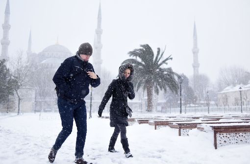 Hunderte Flüge wurden annuliiert, der Schiffsverkehr am Bosporus aufgrund von Schneestürmen gesperrt. Foto: AP