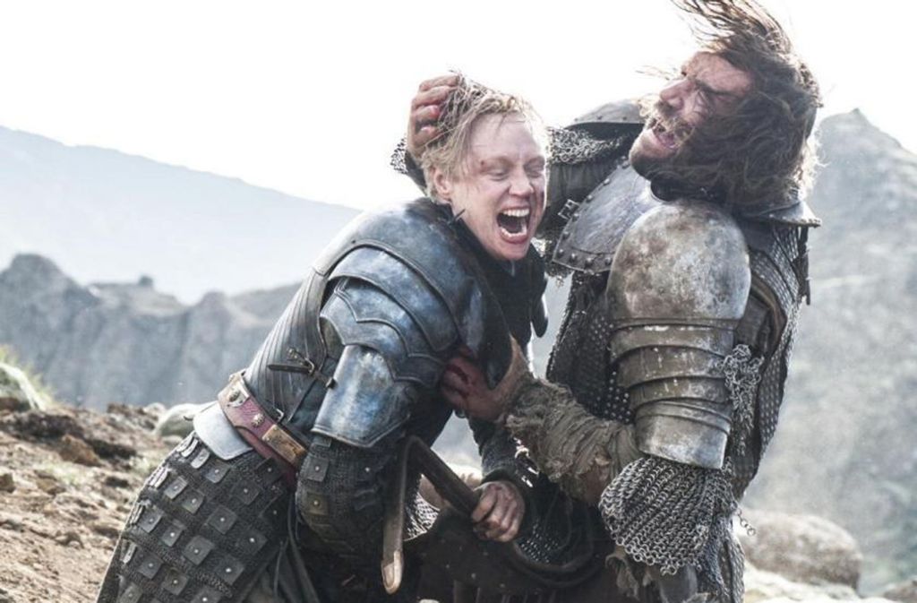 Brienne von Tarth (Gwendoline Christie) kämpft in der vierten Staffel von „Game of Thrones“ gegen den „Bluthund“ Sandor Clegane (Rory McCann).
