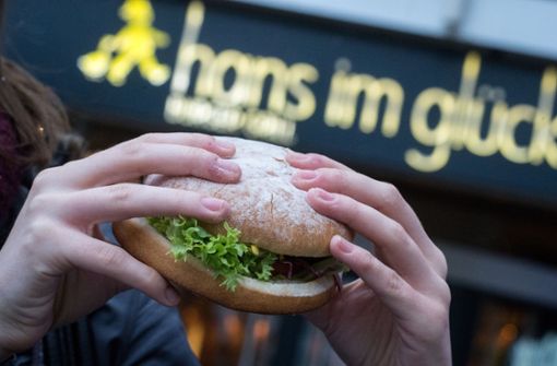 Die Burgerkette Hans im Glück wird verkauft. Foto: dpa/Matthias Balk