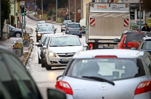 Reger und lauter Verkehr auf der Stuttgarter Straße: die Kommune  hätte gern ein Tempolimit von 30 Kilometern pro  Stunde durchgesetzt. Foto: factum/Granville