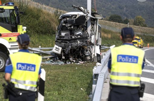Bei dem Unfall eines Reisebusses aus Köln im Tessin ist eine Deutsche ums Leben gekommen. Foto: Keystone