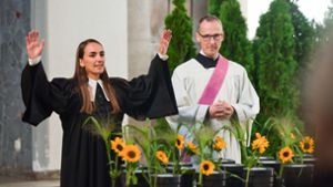 Pfarrerin Stephanie Hecke und Diakon Thomas Leopold in der Trauerhalle am Waldfriedhof. Foto: Max Kovalenko/Max Kovalenko
