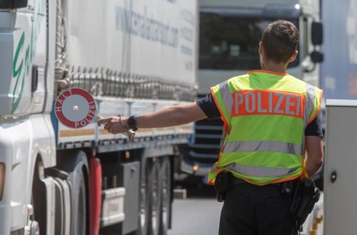 Ein Polizist bei der Grenzsicherung in Bayern – die Bewältigung der Flüchtlingskrise macht der Bundespolizei besonders zu schaffen. Foto: dpa