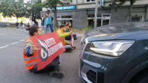 Die Aktivisten blockierten die B14 am Marienplatz in Stuttgart. Foto: Fotoagentur Stuttgart/Andreas Rosar