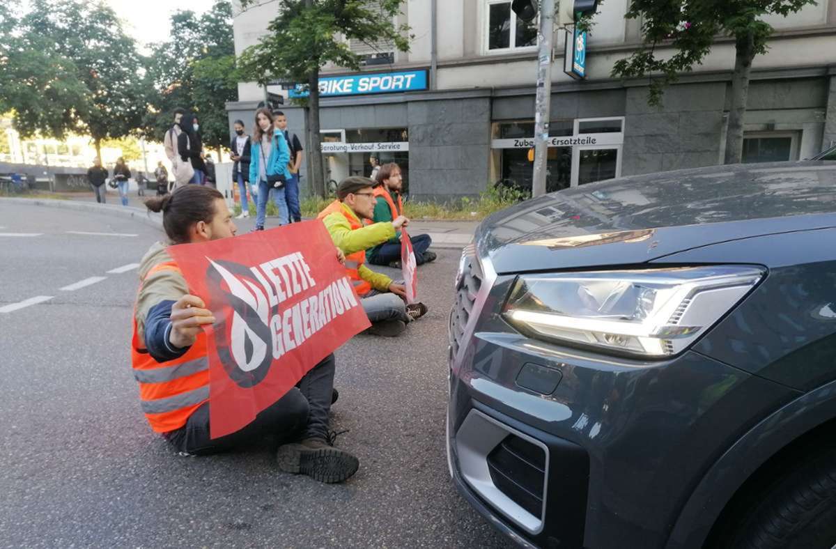 Die Aktivisten blockierten die B14 am Marienplatz in Stuttgart. Foto: Fotoagentur Stuttgart/Andreas Rosar
