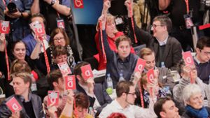 Juso-Chef Kevin Kühnert (Mitte) konnte mit seinem Auftritt beim SPD-Parteitag im Netz punkten. Foto: dpa