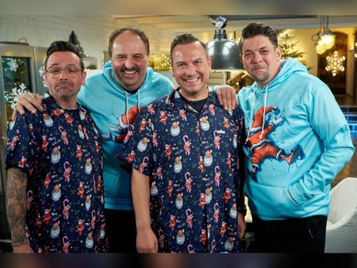 Hans Neuner, Johann Lafer, Tim Raue und Tim Mälzer (v.l.) tischen zu Weihnachten auf. Foto: RTL / Guido Engels