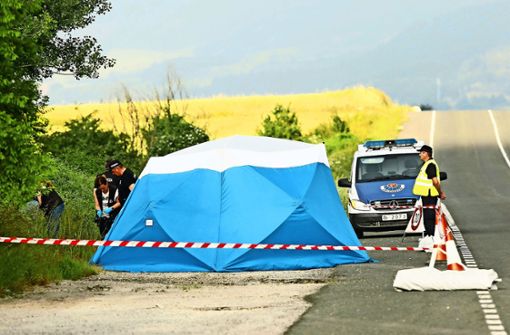 Polizisten sichern am Fundort einer Frauenleiche, nahe der Autobahn bei Asparrena in Nordspanien, Spuren. Foto: El Correo/dpa