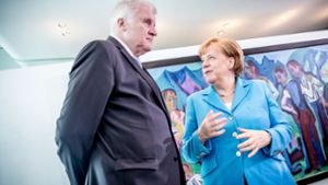Morgens haben sich Merkel und Seehofer kurz getroffen, dann gehen sie getrennte Wege. Foto: dpa