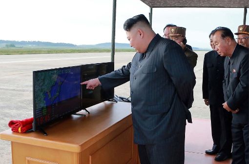 Der nordkoreanische Führer Kim Jong Un nahm an einem Test einer Hwasong-12-Mittelstreckenrakete teil. Foto: dpa