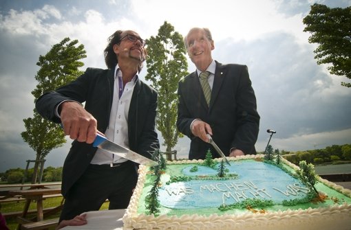Sonntag und Schuster (von links) feiern mit einem Max-Eyth-See-Kuchen. Klicken Sie sich durch unsere Bildergalerie. Foto: Max Kovalenko