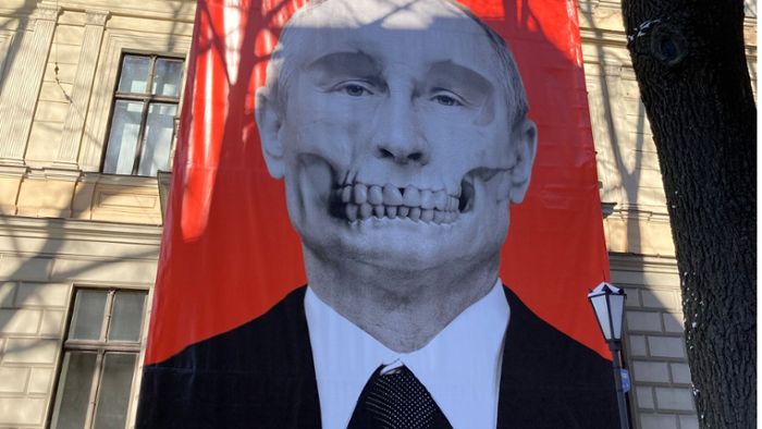 Großer Totenkopf-Putin blickt auf russische Botschaft
