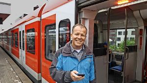 Wolfgang Reznicek protokolliert mit seinem Handy die Verspätungen. Foto: factum/Bach