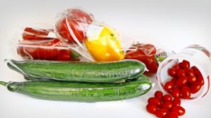 Wer plastikfrei einkaufen möchte, hat es  in Supermärkten oft beim Obst und Gemüse schwer. Vieles ist eingeschweißt und extra verpackt. Foto: imago images/Geisser/MANUEL GEISSER via www.imago-images.de