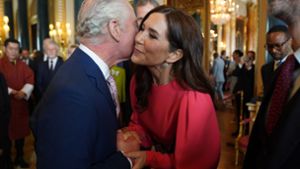Küsschen für den König: Die dänische Kronprinzessin Mary mit König Charles III. Foto: AFP/JACOB KING