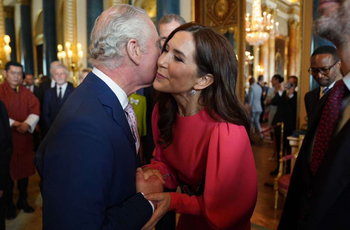 Küsschen für den König: Die dänische Kronprinzessin Mary mit König Charles III.