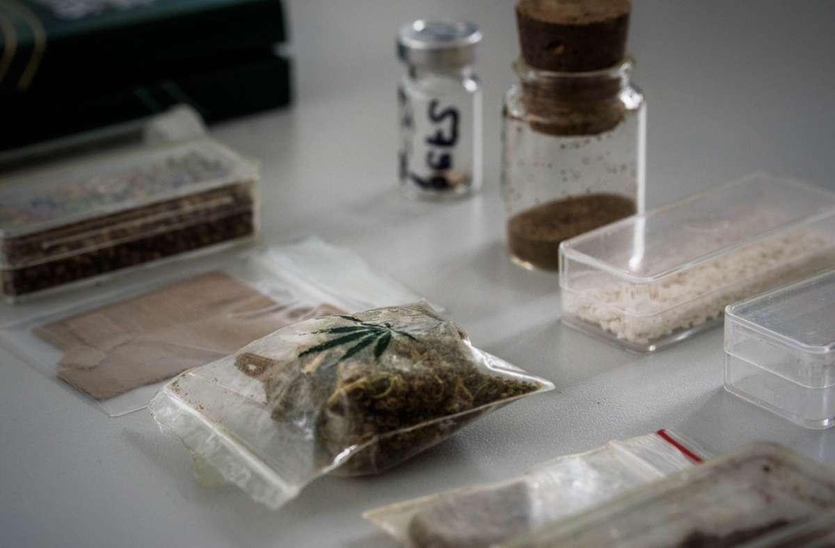 Polizisten haben bei einer Wohnungsdurchsuchung rund 30 Gramm Marihuana gefunden. (Symbolbild) Foto: Phillip Weingand/ STZN/geschichtenfotograf.de