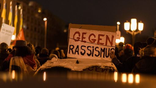In Berlin kamen am Mittwoch rund 2000 Menschen zu einer Demonstration gegen Rechtsextremismus. Nun soll auch in Stuttgart demonstriert werden. Foto: imago/Carsten Thesing//Carsten Thesing