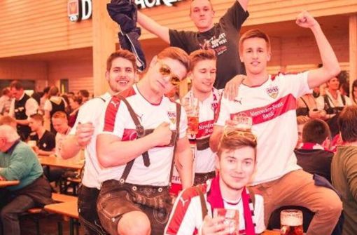 Zur Wasenzeit feiern einige Fans des VfB Stuttgart gerne in Lederhose und Trikot. Foto: 7aktuell.de/David M. Skiba