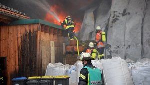 Am Montagmorgen ist in einer Fabrikhalle im Industriegebiet in Welzheim ein Feuer ausgebrochen. Foto: SDMG