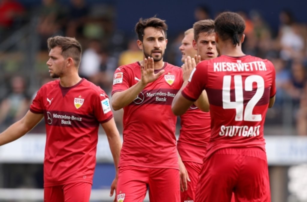Der VfB Stuttgart gewinnt beim VfR Aalen mit 1:0. Torschütze war Lukas Rupp (Zweiter von rechts).