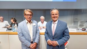 Der Mietervereinsvorsitzende Rolf Gaßmann (vorne links) präsentiert  OB Nopper (rechts) als Gast. Foto: /Lichtgut/Leif Piechowski