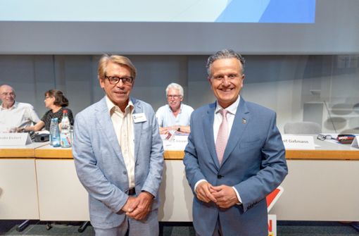 Der Mietervereinsvorsitzende Rolf Gaßmann (vorne links) präsentiert  OB Nopper (rechts) als Gast. Foto: /Lichtgut/Leif Piechowski