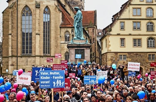 Demonstranten auf dem Schillerplatz in Stuttgart ärgern sich über die Landesregierung.  Foto: Lichtgut/Heinz Heiss