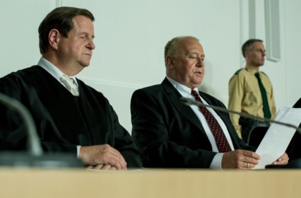 Der Prozess im Film: Wie Steuersünder Uli Hoeneß trägt auch Darsteller Thomas Thieme Anzug und eine rot gepunktete Krawatte.  Foto: ZDF und Manto Sillack