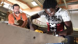 Zuwanderung als Chance für den baden-württembergischen Arbeitsmarkt: Ein Asylbewerber  bearbeitet Holz in einer  Schreinerei in Tettnang-Hiltensweiler. Foto: dpa