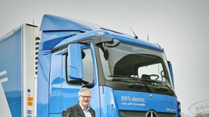 Martin Daum leitet   Daimler Truck –  und hat den Führerschein für das schwere Gerät zwei Mal gemacht. Foto: Daimler