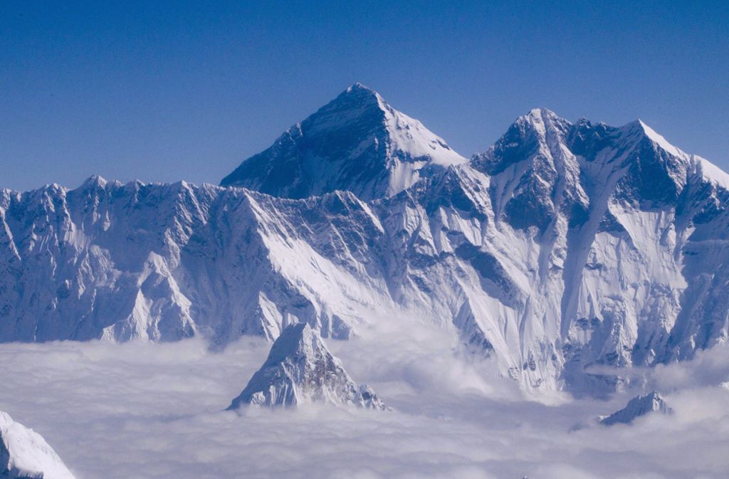 Aussicht aus einem über Nepal fliegenden Flugzeug auf den Mount Everest.