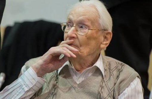 em heute 94-jährigen Angeklagten Oskar Gröning wird Beihilfe zum Mord in mindestens 300.000 Fällen vorgeworfen. Foto: dpa
