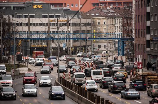 Pendlern, die infolge des in Stuttgart ab 2018 geplanten Fahrverbots nicht pünktlich zur Arbeit erscheinen, drohen Lohneinbußen. (Symbolfoto) Foto: Lichtgut/Max Kovalenko