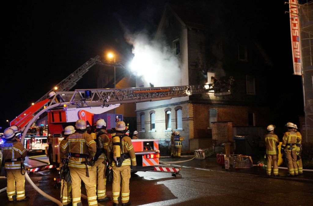 62 Einsatzkräfte der Feuerwehr waren zur Brandbekämpfung in der Plochinger Straße in Esslingen.