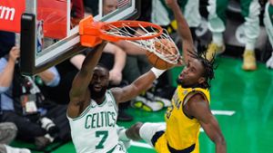 Jaylen Brown (l) von den Boston Celtics beendete den Abend mit 26 Punkten. Foto: Michael Dwyer/AP/dpa